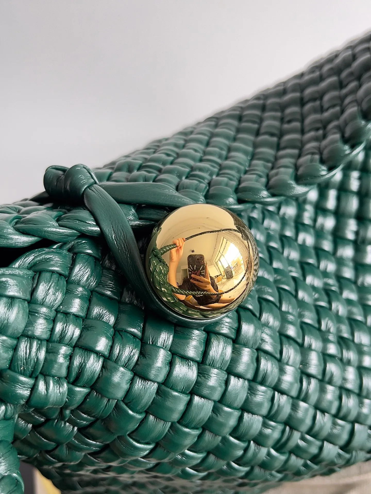 Batch 5760 BV collectible small woven handbags are really YYDS!! Bottega Veneta’s most classic small woven handbags are back! ! We use the highest quality leather with the highest craftsmanship❤️ to create the most expensive works. We have created the original Intrecciato leather weaving process❤️ This unique traditional exclusive leather weaving method has not only become our logo but also reflects the time-consuming and labor-intensive craftsmanship of our products❤️ The new TOSCA handbag must be a selection worth collecting🆕⚠️⚠️Babies, malachite can be sold separately and can be assembled by yourself Style number: 716974 Size: 27*9*18cm